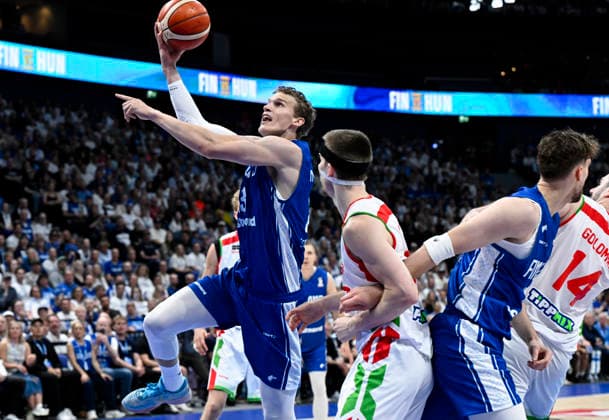 LKS 20260703 Finland s Lauri Markkanen (L) and Mikael Jantunen are attacking while Hungary s Adam Somogyi and Gyorgy Goloman are defending during the men s FIBA World Cup basketball qualifying match between Finland and Hungary in Helsinki, Finland, on July 3, 2026. - EMMI KORHONEN Helsinki Finland puVPB06VUDQ  Copyright: xEmmixKorhonenx puVPB06VUDQ