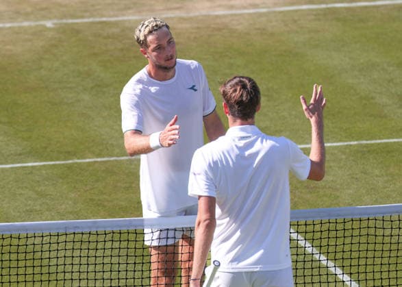 Daniil Medvedev gratuliert dem Sieger Jan-Lennard Struff (GER), Herren Einzel, Men s Singles Tennis - Wimbledon 2026 - Grand Slam ITF ATP, Tennis Herren WTA, Tennis Damen - AELTC - London - - Great Britain - 3 July 2026. *** Daniil Medvedev congratulates the winner, Jan Lennard Struff (GER), Men s Singles, Wimbledon 2026 Grand Slam, ITF, ATP, WTA, AELTC, London, Great Britain, July 3, 2026 Copyright: xJuergenxHasenkopfx