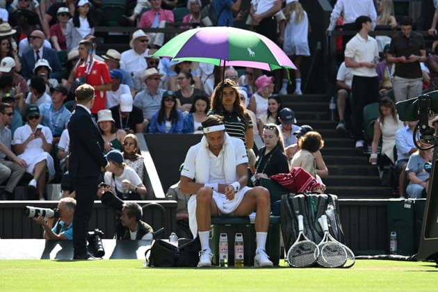 Tennis - Wimbledon 2026 - ITF - The Championships - 03 06 2026 - Tennis - Wimbledon 2026 - ITF - The Championships - 03 06 2026 - Novak Djokovic - Serbie - bat Arthur Rinderknech - France London  Copyright: xChryslenexCaillaud Psnewzx