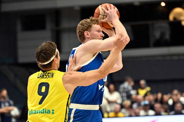 STOCKHOLM, SVERIGE 20260703 Sveriges Pelle Larsson och Tjeckiens Jakub Necas under vm-kvalet i basket mellan Sverige och Tjeckien pa Hovet. STOCKHOLM SVERIGE x10050x *** STOCKHOLM, SWEDEN 20260703 Sweden s Pelle Larsson and the Czech Republic s Jakub Necas during the World Cup qualifying game between Sweden and the Czech Republic at Hovet, STOCKHOLM, SWEDEN x10050x  Copyright: xPontusxxLundahl TTx BASKET VM-KVAL SVERIGE-TJECKIEN