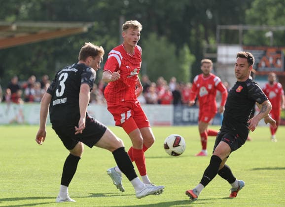 030126 Halle Saale Sachsen Anhalt Leuna Chemie Stadion Fußball Hallescher FC Halle HFC Regionalliga Nordost 4. Liga Männer Saison 2026 2027 Testspiel beim MSV Eisleben HFC- FSV Schöningen Brian Behrendt , Lucas Ehrlich (Hallescher FC) , Nils Bremer *** 030126 Halle (Saale), Saxony-Anhalt, Leuna, Chemistry, Stadium, Sports, Soccer, Hallescher FC (Halle), HFC, Northeast Regional League, 4th Division, Men, 2026–2027 Season, Friendly Match at MSV Eisleben, HFC, FSV Schöningen, Brian Behrendt, Lucas Ehrlich, Hallescher FC, Nils Bremer