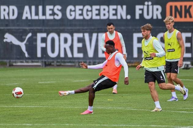 Sport Bilder des Tages Abdoulie Ceesay Marcus Mathisen ( Pauli ) Deutschland , Hamburg , Trainingsgelände an der Kollaustrasse , Fussball , 2. Bundesliga , FC St Pauli *** Abdoulie Ceesay Marcus Mathisen Pauli Germany, Hamburg, Training Facility on Kollaustrasse, Soccer, 2. Bundesliga, FC St. Pauli