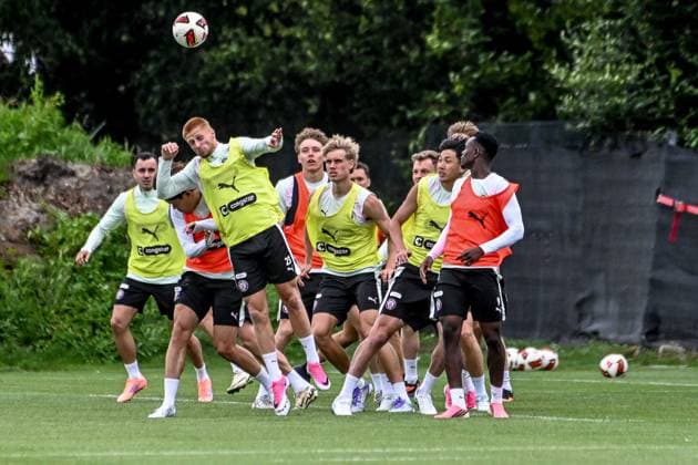 Sport Bilder des Tages Tomoya Ando Louis Oppie Sam Klein Taichi Hara Abdoulie Ceesay ( Pauli ) beim Eckballtraining Deutschland , Hamburg , Trainingsgelände an der Kollaustrasse , Fussball , 2. Bundesliga , FC St Pauli *** Tomoya Ando, Louis Oppie, Sam Klein, Taichi Hara, Abdoulie Ceesay, and Pauli during corner kick practice; Germany, Hamburg, training facility on Kollaustrasse, soccer, 2. Bundesliga, FC St. Pauli