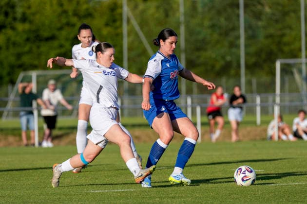 v.li.: Svenja Julia Fölmli (TSG, 19) am Ball, Aktion, Action, Spielszene, 03.07.2026, Sankt Leon-Rot (Deutschland), Fussball, Frauen, Testspiel, TSG 1899 Hoffenheim - Karlsruher SC, 03.07.2026, Sankt Leon-Rot (Deutschland), Fussball, Frauen, Testspiel, TSG 1899 Hoffenheim - Karlsruher SC, DFB DFL REGULATIONS PROHIBIT ANY USE OF PHOTOGRAPHS AS IMAGE SEQUENCES AND OR QUASI-VIDEO. *** From left: Svenja Julia Fölmli (TSG), 19, on the ball, action, game scene, July 3, 2026, Sankt Leon Rot, Germany, soccer, women, friendly match, TSG 1899 Hoffenheim vs. Karlsruher SC, July 3, 2026, Sankt Leon Rot, Germany, soccer, women, friendly match, TSG 1899 Hoffenheim vs. Karlsruher SC, DFB and DFL regulations prohibit any use of photographs as image sequences and or quasi-video xozx