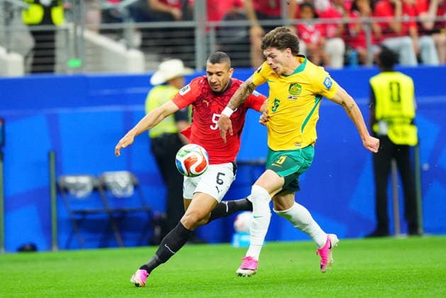 Australia v Egypt - FIFA World Cup, WM, Weltmeisterschaft, Fussball 2026 - Round of 32 ARLINGTON, USA - JULY 03: Jordan Bos (R) of Australia in action against Ramy Rabia (L) of Egypt during the 2026 FIFA World Cup Round of 32 match between Australia and Egypt at Dallas Stadium in Arlington, Texas, United States on July 03, 2026. Evrim Aydin Anadolu Texas United States. Editorial use only. Please get in touch for any other usage.  Copyright: x2026xAnadoluxEvrimxAydinx