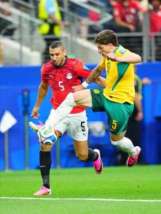 Australia v Egypt - FIFA World Cup, WM, Weltmeisterschaft, Fussball 2026 - Round of 32 ARLINGTON, USA - JULY 03: Jordan Bos (R) of Australia in action against Ramy Rabia (L) of Egypt during the 2026 FIFA World Cup Round of 32 match between Australia and Egypt at Dallas Stadium in Arlington, Texas, United States on July 03, 2026. Evrim Aydin Anadolu Texas United States. Editorial use only. Please get in touch for any other usage.  Copyright: x2026xAnadoluxEvrimxAydinx