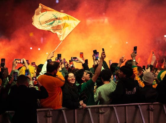 WORLD CUP LIVE SITE SYDNEY, Fans react after a flare is set off at a live site during the FIFA World Cup, WM, Weltmeisterschaft, Fussball match between Australia and Egypt at Tumbalong Park in Sydney, Saturday, July 4, 2026 ( NO ARCHIVING SYDNEY NEW SOUTH WALES AUSTRALIA  Copyright: xSITTHIXAYxDITTHAVONGx 20260704185598056709