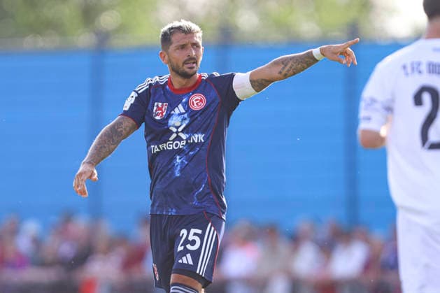 Matthias Zimmermann (Fortuna Düsseldorf) gestikuliert, Gestik waehrend des Testspiels zwischen 1.FC Monheim und Fortuna Düsseldorf, Merkur Spielbanken Arena am 03. July 2026 in Monheim am Rhein, Deutschland. (Foto von Oliver Kaelke DeFodi Images) +++ Matthias Zimmermann (Fortuna Düsseldorf) gestures during the friendly match between 1.FC Monheim and Fortuna Düsseldorf at Merkur Spielbanken Arena on July 3, 2026 in Monheim, Germany. (Photo by Oliver Kaelke DeFodi Images) (Photo by Oliver Kaelke DeFodi Images) - *** Matthias Zimmermann of Fortuna Düsseldorf gestures during the friendly match between 1 FC Monheim and Fortuna Düsseldorf at the Merkur Spielbanken Arena on July 3, 2026, in Monheim am Rhein, Germany Photo by Oliver Kaelke DeFodi Images Matthias Zimmermann of Fortuna Düsseldorf gestures during the friendly match between 1 FC Monheim and Fortuna Düsseldorf at Merkur Spielbanken Arena on July 3, 2026, in Monheim, Germany Photo by Oliver Kaelke DeFodi Images Photo by Oliver Kaelke DeFodi Images
