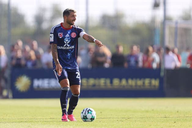 Matthias Zimmermann (Fortuna Düsseldorf) gestikuliert, Gestik waehrend des Testspiels zwischen 1.FC Monheim und Fortuna Düsseldorf, Merkur Spielbanken Arena am 03. July 2026 in Monheim am Rhein, Deutschland. (Foto von Oliver Kaelke DeFodi Images) +++ Matthias Zimmermann (Fortuna Düsseldorf) gestures during the friendly match between 1.FC Monheim and Fortuna Düsseldorf at Merkur Spielbanken Arena on July 3, 2026 in Monheim, Germany. (Photo by Oliver Kaelke DeFodi Images) (Photo by Oliver Kaelke DeFodi Images) - *** Matthias Zimmermann of Fortuna Düsseldorf gestures during the friendly match between 1 FC Monheim and Fortuna Düsseldorf at the Merkur Spielbanken Arena on July 3, 2026, in Monheim am Rhein, Germany Photo by Oliver Kaelke DeFodi Images Matthias Zimmermann of Fortuna Düsseldorf gestures during the friendly match between 1 FC Monheim and Fortuna Düsseldorf at Merkur Spielbanken Arena on July 3, 2026, in Monheim, Germany Photo by Oliver Kaelke DeFodi Images Photo by Oliver Kaelke DeFodi Images