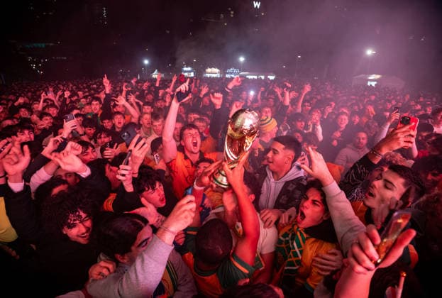 WORLD CUP LIVE SITE SYDNEY, Fans at a live site during the FIFA World Cup, WM, Weltmeisterschaft, Fussball match between Australia and Egypt at Tumbalong Park in Sydney, Saturday, July 4, 2026 ( NO ARCHIVING SYDNEY NEW SOUTH WALES AUSTRALIA  Copyright: xSITTHIXAYxDITTHAVONGx 20260704134201906376