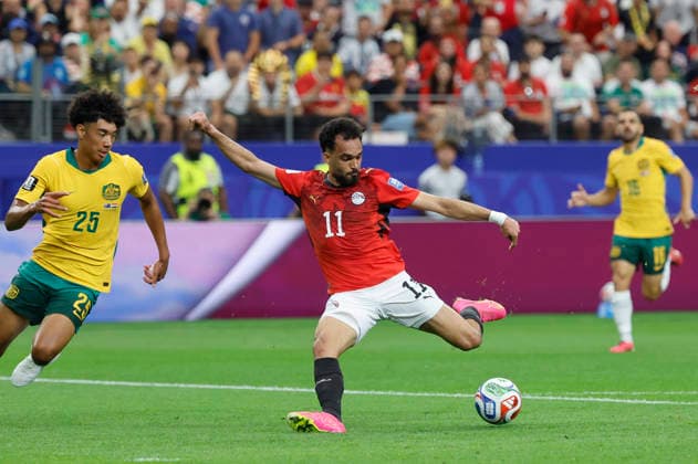 Egypt s Mostafa Ziko (R) kicks the ball during a Round 32 2026 FIFA World Cup, WM, Weltmeisterschaft, Fussball match between Egypt and Australia, at the Dallas Stadium, in Dallas, United States, 03 July 2026. Australia vs Egypt !ACHTUNG: NUR REDAKTIONELLE NUTZUNG!  Copyright: xMariscalx GRAF676 20260703-55020791872_1