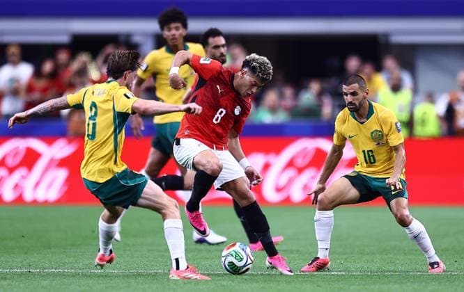 Emam Ashour of Egypt dribbles the ball between Connor Metcalfe of Australia and Aziz Behich of Australia Australia v Egypt, 2026 FIFA World Cup, WM, Weltmeisterschaft, Fussball Round of 32, Football, Dallas Stadium, Arlington, Texas, USA - 03 Jul 2026Arlington Dallas Stadium Texas (TX) United States of America  Copyright: xMichaelxZemanek Shutterstockx 16975786z
