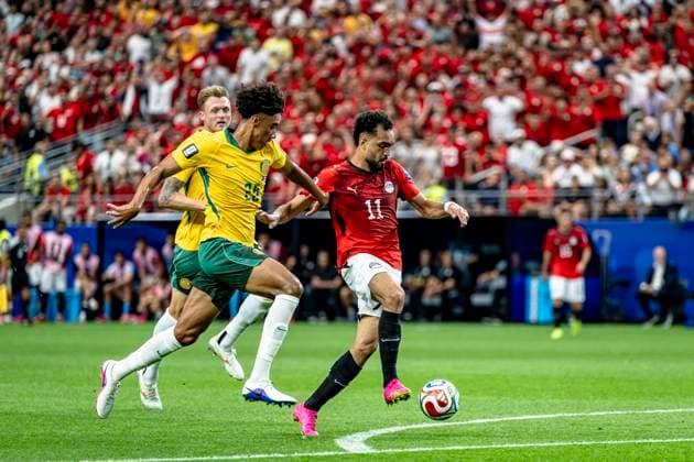 DALLAS - (lr) Lucas Herrington of Australia and Mostafa Zico of Egypt during the 2026 World Cup match between Australia and Egypt at Dallas Stadium on July 3, 2026, in Dallas, United States. (Photo by Stefan Koops EYE4IMAGES DeFodi Images) - *** DALLAS — Lucas Herrington of Australia and Mostafa Zico of Egypt during the 2026 World Cup match between Australia and Egypt at Dallas Stadium on July 3, 2026, in Dallas, United States. Photo by Stefan Koops, EYE4IMAGES, DeFodi Images