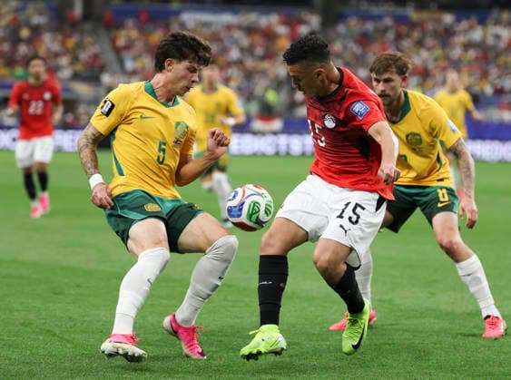 (260704) -- DALLAS, July 4, 2026 -- Karim Hafez (C) of Egypt vies with Jordan Bos (L) of Australia during the round of 32 match between Australia and Egypt at the 2026 FIFA World Cup, WM, Weltmeisterschaft, Fussball at Dallas Stadium in Dallas, the United States, July 3, 2026. ) (SP)U.S.-DALLAS-FOOTBALL-FIFA WORLD CUP-ROUND OF 32-AUS VS EGY LixYing 