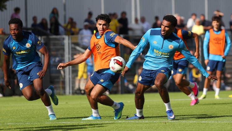 Braunschweig, Trainingsauftakt Braunschweig, 03.07.2026, Fußball, Herren, 2. BL, Saison 2026 2027, Eintracht Braunschweig, Trainingsauftakt, Junior Ze, Johan Gomez (Eintracht Braunschweig) Stadion an der Hamburger Straße Niedersachsen Deutschland *** Braunschweig, Start of Training, Braunschweig, July 3, 2026, Soccer, Men s, 2nd Division, 2026–2027 Season, Eintracht Braunschweig, Start of Training, Junior Ze, Johan Gomez, Eintracht Braunschweig Stadium on Hamburger Straße, Lower Saxony, Germany