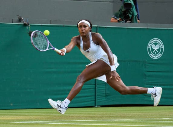 2026 Wimbledon, July 03, Day 5 LONDON, - JULY 3: Coco Gauff of the United States plays a shot against Claire Liu of the United States during their third round match at 2026 Wimbledon, July 03, Day 5 at The all England club, Wimbledon on July 3, 2026 in London, GBR. London The all England club, Wimbledon GBR Copyright: xPeterxvanxdenxBerg ISIxPhotosx 9445