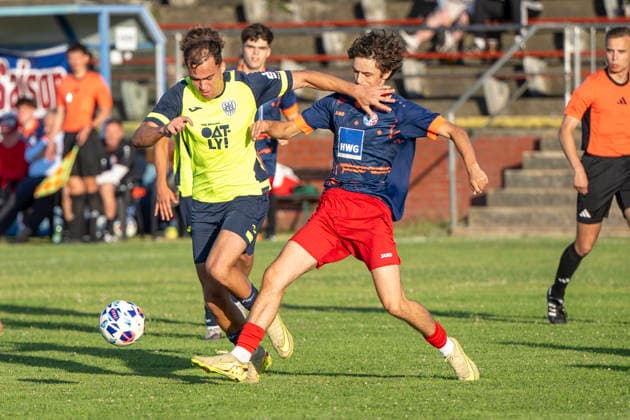 Sport Bilder des Tages NOFV Oberliga Sued-Saison 26 27 VfL Halle 96 vs.SV Babelsberg 03 Testspiel Halle, Deutschland 03.Juli 2026: Im Bild:v.li.Tjalf Geue (Babelsberg) und Benicio Roschig (Halle) Halle Stadion am Zoo Sachsen-Anhalt Deutschland *** NOFV Oberliga Süd Season 26–27 VfL Halle 96 vs. SV Babelsberg 03 Friendly Match Halle, Germany July 3, 2026 Pictured, from left: Tjalf Geue (Babelsberg) and Benicio Roschig (Halle) Halle Stadion am Zoo Saxony-Anhalt, Germany