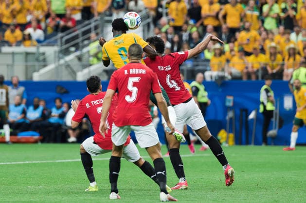 Mohamed Toure of Australia heads the ball (C) under pressure from Hossam Abdelmaguid of Egypt (R) during a FIFA Men’s World Cup 2026 round of 32 football match between Australia and Egypt at Dallas Stadium, in Arlington on July 03 2026 (Photo by Leo Barrilari SPP)  Copyright: xLeoxBarrilari SPPx Sportspressphoto_SPR184104