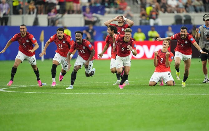 Egypt team (Egypt) with post game celebration during Australia and Egypt, Round of 32 FIFA World Cup, WM, Weltmeisterschaft, Fussball 2026, Dallas Stadium, Arlington, United States on July 3, 2026. Thor Wegner DeFodi Images. (Photo by DeFodi Images) - *** The Egyptian team celebrates after the game between Australia and Egypt in the Round of 32 of the 2026 FIFA World Cup at Dallas Stadium in Arlington, United States, on July 3, 2026. Photo by DeFodi Images (Thor Wegner)