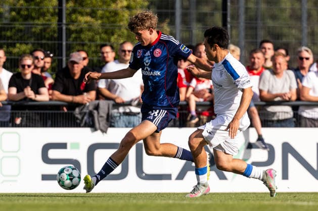 Testspiel, 1.FC Monheim - Fortuna Düsseldorf; 03.07.2026 Zweikampf Sascha Risch (Fortuna Düsseldorf, 28), Isaac Kang (1.FC Monheim, 5) Testspiel, 1.FC Monheim - Fortuna Düsseldorf, Monheim, Merkur Spielbanken Rheinstadion am 03.07.2026 *** Exhibition Match, 1 FC Monheim vs. Fortuna Düsseldorf, July 3, 2026. Tackle between Sascha Risch (Fortuna Düsseldorf, 28) and Isaac Kang (1 FC Monheim, 5). Exhibition Match, 1 FC Monheim vs. Fortuna Düsseldorf, Monheim, Merkur Spielbanken Rheinstadion on July 3, 2026 Copyright: xBEAUTIFULxSPORTS Wunderlx