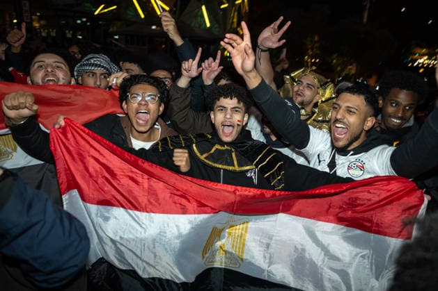 WORLD CUP LIVE SITE MELBOURNE, Egypt fans celebrate their win at a live site during the FIFA World Cup, WM, Weltmeisterschaft, Fussball match between Australia and Egypt at Federation Square in Melbourne, Saturday, July 4, 2026 ( NO ARCHIVING MELBOURNE VICTORIA AUSTRALIA  Copyright: xJAYxKOGLERx 20260704126830883473