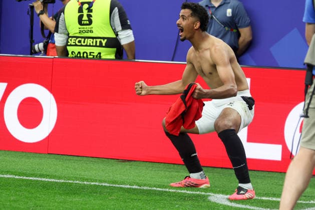 ARLINGTON, TX - JULY 03: Hossam Abdelmaguid 4 of Egypt stands in the corner screaming after scoring in penalty kicks to win the FIFA World Cup, WM, Weltmeisterschaft, Fussball 2026 Round of 32 match between Australia and Egypt on July 3, 2026, at Dallas Stadium in Dallas, Texas. (Photo by David Buono Icon Sportswire) SOCCER: JUL 03 FIFA World Cup 26 Round of 32 - Australia vs Egypt EDITORIAL USE ONLY Icon260703040