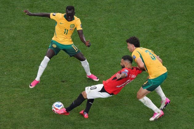Australia s Alessandro Circati (R) vies for the ball with Egypt s Mohamed Salah (C) in a match of the 2026 FIFA World Cup, WM, Weltmeisterschaft, Fussball between Australia and Egypt at AT&T Stadium in Arlington, USA 03 July 2026. World Cup FIFA 2026: Australia - Egypt !ACHTUNG: NUR REDAKTIONELLE NUTZUNG!  Copyright: xKennethxFernandezx AMDEP7979 20260703-55020793293_1