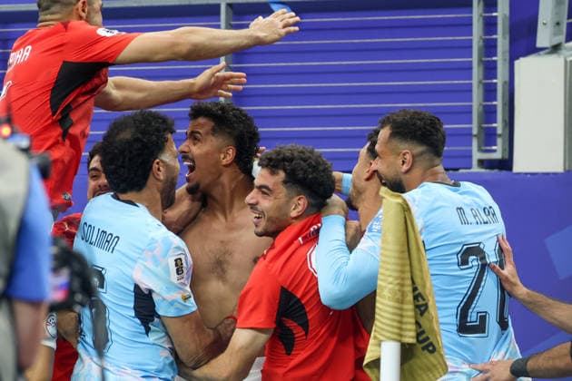 ARLINGTON, TX - JULY 03: Hossam Abdelmaguid 4 of Egypt is mobbed by teammates after winning the FIFA World Cup, WM, Weltmeisterschaft, Fussball 2026 Round of 32 match between Australia and Egypt on July 3, 2026, at Dallas Stadium in Dallas, Texas. (Photo by David Buono Icon Sportswire) SOCCER: JUL 03 FIFA World Cup 26 Round of 32 - Australia vs Egypt EDITORIAL USE ONLY Icon260703043
