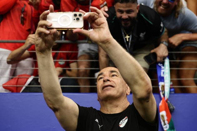 FIFA World Cup, WM, Weltmeisterschaft, Fussball 2026 - Round of 32 - Australia vs Egypt Egypt s head coach Hossam Hassan takes a picture with fans after winning the FIFA World Cup 2026 Round of 32 match Australia against Egypt, in Dallas, USA, 03 July 2026. DALLAS United States  Copyright: xCHRISTOPHERxNEUNDORFx