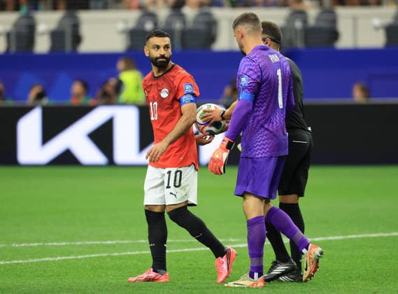 ARLINGTON, TEXAS - JULY 3: Australia goalkeeper Mathew Ryan tries to distract Mohamed Salah of Egypt during the penalty shoot out in the FIFA World Cup, WM, Weltmeisterschaft, Fussball 2026 Round Of 32 match between Australia and Egypt at Dallas Stadium on July 3, 2026 in Arlington, United States.  Copyright: xMBxMediax