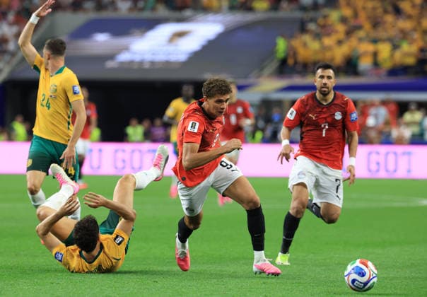 ARLINGTON, TEXAS - JULY 3: Alessandro Circati of Australia is fouled by Hamza Abdelkarim of Egypt during the FIFA World Cup, WM, Weltmeisterschaft, Fussball 2026 Round Of 32 match between Australia and Egypt at Dallas Stadium on July 3, 2026 in Arlington, United States.  Copyright: xMBxMediax