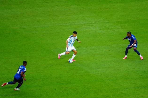 Thiago Almada of Argentina on the ball Argentina v Cape Verde, 2026 FIFA World Cup, WM, Weltmeisterschaft, Fussball Round of 32, Football, Miami Stadium, Miami, Florida, USA - 03 Jul 2026Miami Miami Stadium Florida (FL) United States of America  Copyright: xJavierxGarcia Shutterstockx 16975460ae