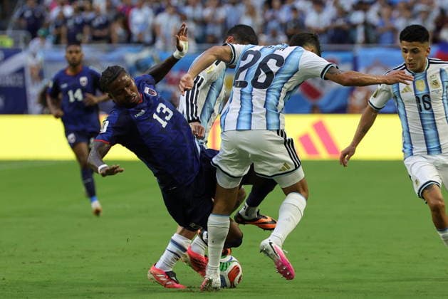FIFA World Cup, WM, Weltmeisterschaft, Fussball 2026 - Round of 32 - Argentina vs Cape Verde Nahuel Molina of Argentina (R) in action against Sidny Lopes Cabral of Cape Verde (L) during the FIFA World Cup 2026 Round of 32 match Argentina against Cape Verde, in Miami, Florida, USA, 03 July 2026. MIAMI United States  Copyright: xCRISTOBALxHERRERA-ULASHKEVICHx