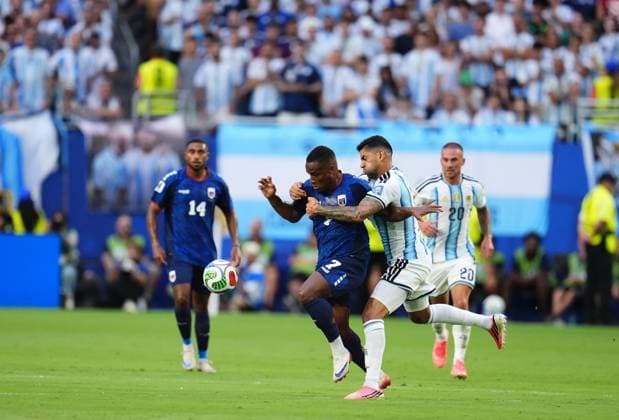 Argentina v Cape Verde - FIFA World Cup, WM, Weltmeisterschaft, Fussball 2026 - Round of 32 FLORIDA, USA - JULY 03: Jovane Cabral of Cabo Verde and Cristian Romero of Argentina compete for the ball during the 2026 FIFA World Cup Round of 32 match between Argentina and Cape Verde at the Hard Rock Stadium (Miami Stadium) in Miami Gardens, Florida, United States on July 03, 2026. Jose Hernandez Anadolu Florida United States. Editorial use only. Please get in touch for any other usage.  Copyright: x2026xAnadoluxJosexHernandezx