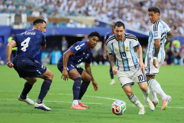Argentina v Cabo Verde: Round of 32 - FIFA World Cup, WM, Weltmeisterschaft, Fussball 2026 Roberto Lopes of Cabo Verde, Kevin Pina of Cabo Verde and Lionel Messi of Argentina challenge during the FIFA World Cup 2026 Round Of 32 match between Argentina and Cabo Verde at Miami Stadium on July 3, 2026 in Miami Gardens, United States. Miami Gardens Miami Stadium FL United States Copyright: xAllstarxPicturexLibraryxLtdx
