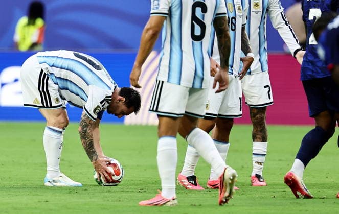 FIFA World Cup, WM, Weltmeisterschaft, Fussball 2026 - Round of 32 - Argentina vs Cape Verde Lionel Messi of Argentina prepares to take a free-kick during the FIFA World Cup 2026 Round of 32 match Argentina against Cape Verde, in Miami, USA, 03 July 2026. MIAMI United States  Copyright: xRONALDxWITTEKx