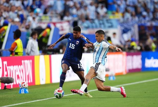 Argentina v Cape Verde - FIFA World Cup, WM, Weltmeisterschaft, Fussball 2026 - Round of 32 FLORIDA, USA - JULY 03: Laros Duarte (15) of Cabo Verde and Facundo Medina (R) of Argentina compete for the ball during the 2026 FIFA World Cup Round of 32 match between Argentina and Cape Verde at the Hard Rock Stadium (Miami Stadium) in Miami Gardens, Florida, United States on July 03, 2026. Jose Hernandez Anadolu Florida United States. Editorial use only. Please get in touch for any other usage.  Copyright: x2026xAnadoluxJosexHernandezx