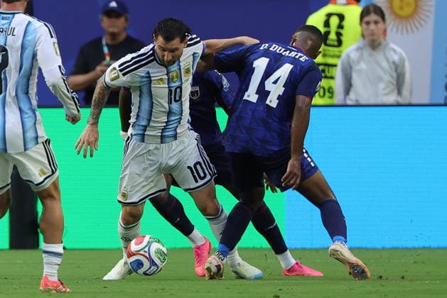 FIFA World Cup, WM, Weltmeisterschaft, Fussball 2026 - Round of 32 - Argentina vs Cape Verde Lionel Messi of Argentina (L) in action against Deroy Duarte of Cape Verde (R) during the FIFA World Cup 2026 Round of 32 match Argentina against Cape Verde, in Miami, Florida, USA, 03 July 2026. MIAMI United States  Copyright: xCRISTOBALxHERRERA-ULASHKEVICHx
