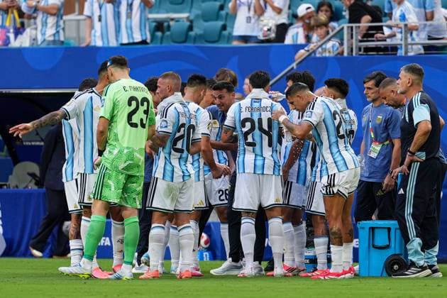 Argentina manager Lionel Scaloni gives instructions to his players during the hydration break Argentina v Cape Verde, 2026 FIFA World Cup, WM, Weltmeisterschaft, Fussball Round of 32, Football, Miami Stadium, Miami, Florida, USA - 03 Jul 2026Miami Miami Stadium Florida (FL) United States of America  Copyright: xIsmaelxAdnan Shutterstockx 16975459aj