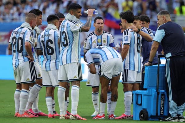 FIFA World Cup, WM, Weltmeisterschaft, Fussball 2026 - Round of 32 - Argentina vs Cape Verde Lionel Messi of Argentina (C) and his teammates gather for the first hydration break during the FIFA World Cup 2026 Round of 32 match Argentina against Cape Verde, in Miami, Florida, USA, 03 July 2026. MIAMI United States  Copyright: xCRISTOBALxHERRERA-ULASHKEVICHx