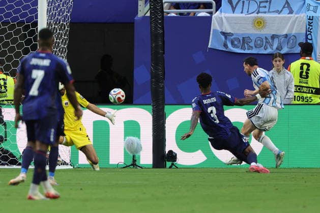 FIFA World Cup, WM, Weltmeisterschaft, Fussball 2026 - Round of 32 - Argentina vs Cape Verde Lionel Messi of Argentina (R) scores the 1-0 goal during the FIFA World Cup 2026 Round of 32 match Argentina against Cape Verde, in Miami, Florida, USA, 03 July 2026. MIAMI United States  Copyright: xCRISTOBALxHERRERA-ULASHKEVICHx