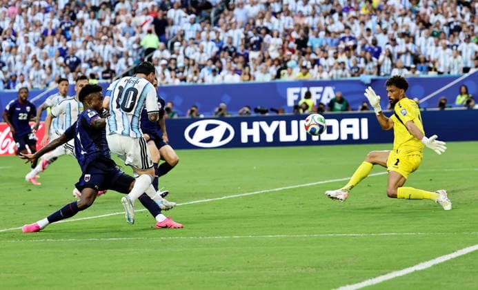 FIFA World Cup, WM, Weltmeisterschaft, Fussball 2026 - Round of 32 - Argentina vs Cape Verde Lionel Messi of Argentina scores the opening goal during the FIFA World Cup 2026 Round of 32 match Argentina against Cape Verde, in Miami, USA, 03 July 2026. MIAMI United States  Copyright: xRONALDxWITTEKx