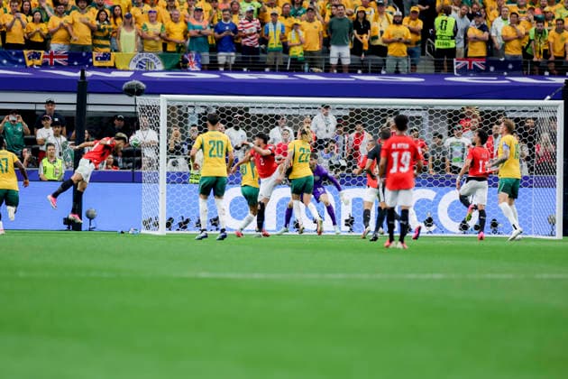 Egypt Faces Australia FIFA World Cup, WM, Weltmeisterschaft, Fussball 2026 Egypt s midfielder 08 (L) heads the ball past Australia s goalkeeper 18 during the 2026 World Cup round of 32 football match between Australia and Egypt at Dallas Stadium in Arlington, Texas, on July 3, 2026. Texas Texas United States Copyright: xMohamedxTageldinx