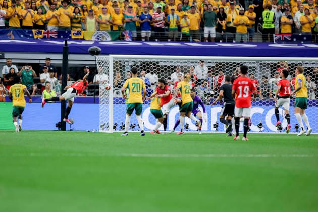 Egypt Faces Australia FIFA World Cup, WM, Weltmeisterschaft, Fussball 2026 Egypt s midfielder 08 heads the ball into the net past Australia s goalkeeper 18 during the 2026 World Cup round of 32 football match between Australia and Egypt at Dallas Stadium in Arlington, Texas, on July 3, 2026. Texas Texas United States Copyright: xMohamedxTageldinx