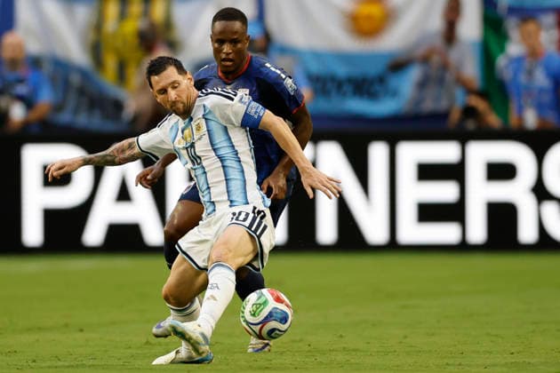Lionel Messi (forward) of Argentina controls the ball during a FIFA World Cup, WM, Weltmeisterschaft, Fussball 2026 match between Argentina and Cape Verde at Hard Rock Stadium in Miami, USA, 03 July 2026. FIFA World Cup 2026 - Round of 32 - Argentina vs Cape Verde !ACHTUNG: NUR REDAKTIONELLE NUTZUNG!  Copyright: xAlbertoxEstevezx AME7193 20260703-55020793914_1