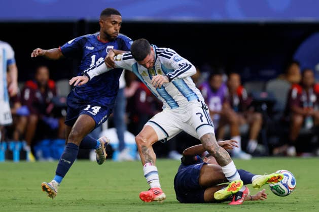 Argentina v Cabo Verde: Round of 32 - FIFA World Cup, WM, Weltmeisterschaft, Fussball 2026 Deroy Duarte of Cabo Verde, Rodrigo De Paul of Argentina and Laros Duarte of Cabo Verde challenge during the FIFA World Cup 2026 Round Of 32 match between Argentina and Cabo Verde at Miami Stadium on July 3, 2026 in Miami Gardens, United States. Miami Gardens Miami Stadium FL United States Copyright: xAllstarxPicturexLibraryxLtdx