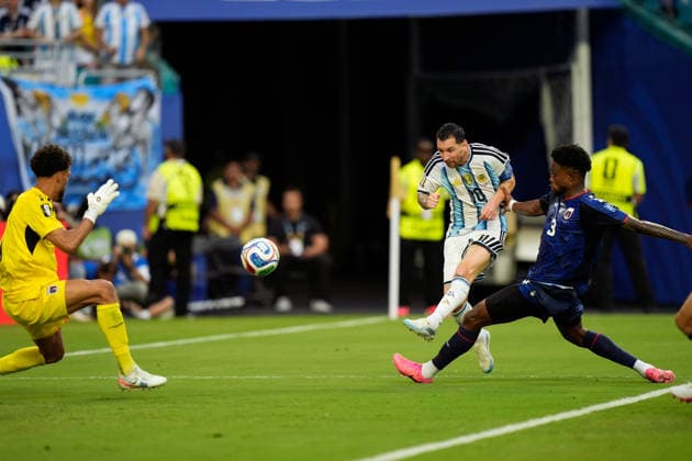 2026-07-04 Argentina v Cabo Verde - Round Of 32 - FIFA World Cup, WM, Weltmeisterschaft, Fussball 2026 MIAMI GARDENS, UNITED STATES - JULY 3: Lionel Messi of Argentina scores the team s first goal, Vozinha of Cape Verde, Diney of Cape Verde during the Round Of 32 - FIFA World Cup 2026 match between Argentina and Cabo Verde at Miami Stadium on July 3, 2026 in Miami Gardens, Florida. (Photo by Pablo Morano BSR Agency) Miami Gardens United States Content not available for redistribution in The Netherlands directly or indirectly through any third parties. Copyright: xBSRxAgencyx