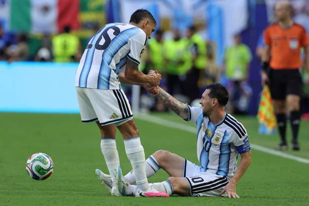 FIFA World Cup, WM, Weltmeisterschaft, Fussball 2026 - Round of 32 - Argentina vs Cape Verde Nahuel Molina of Argentina assists Lionel Messi of Argentina (R) of the ground during the FIFA World Cup 2026 Round of 32 match Argentina against Cape Verde, in Miami, Florida, USA, 03 July 2026. MIAMI United States  Copyright: xCRISTOBALxHERRERA-ULASHKEVICHx