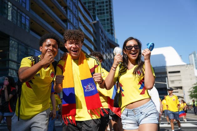 Colombia v Ghana Toronto FIFA Fan Fest - FIFA World Cup, WM, Weltmeisterschaft, Fussball 2026 Colombian fans walk towards the Toronto FIFA World Cup 2026 Fan Festival to support their national team, Nationalteam for the FIFA World Cup 2026 round of 32 match between Colombia and Ghana. on July 3, 2026 in Toronto, Canada. (Photo by Leonardo Ramirez Eyepix Group) Copyright: xLeonardoxRamirezx xEyepixxGroupx LR02072026-02587