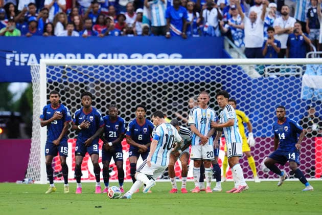 July 3, 2026, Miami Gardens, Florida, United States: Lionel Messi of Argentina takes a free kick during the FIFA World Cup, WM, Weltmeisterschaft, Fussball 2026 Round Of 32 match between Argentina and Cabo Verde at Miami Stadium on July 3, 2026 in Miami Gardens, United States. Argentina V Cabo Verde: Round Of 32 - FIFA World Cup 2026  - ZUMAa181 20260703_zaa_a181_020 Copyright: xJosexBretonx